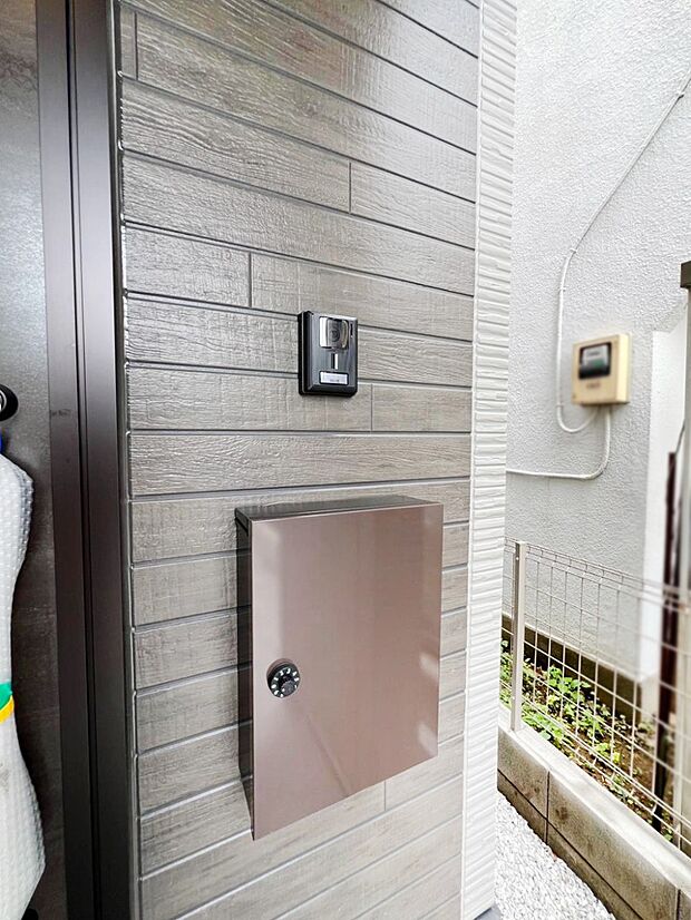 【その他現地】シンプルデザインのポスト。