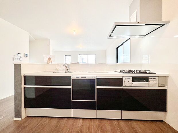 【キッチン】カウンター越しにお子様がお料理のお手伝い！パパママも嬉しい対面キッチン