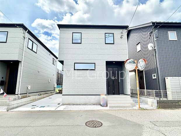 【現地外観写真】洗練された外観、上質な住空間が広がる室内は永く安心して過ごせる住居です。 