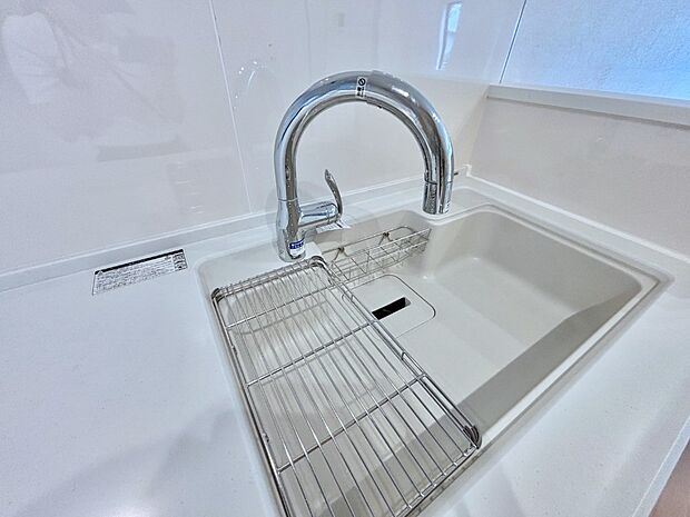 【その他設備(タッチレス水栓)】センサーに手をかざすだけで吐水／止水ができるタッチレス水栓。浄水器付き。