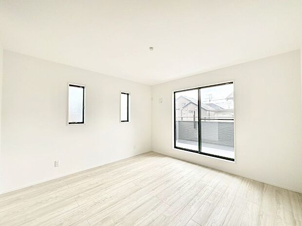 【寝室】明るいバルコニーサイドに洋室を設置。目覚めの良い寝室に。