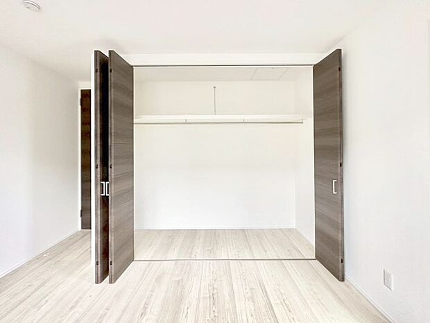 【収納】洋室のクローゼット。奥行きがあるので厚手の衣類もすっきり収まります。