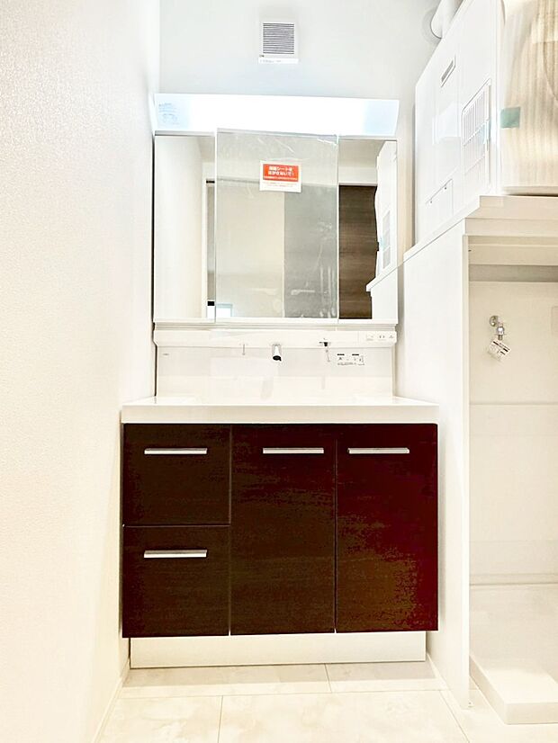 【洗面台・洗面所】スタイリングに便利な三面鏡、ミラーキャビネットで細かい物スッキリ