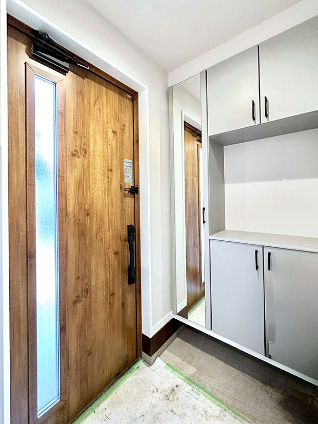 【玄関】飾り棚を利用して、お越しいただくお客様をおもてなしできます。