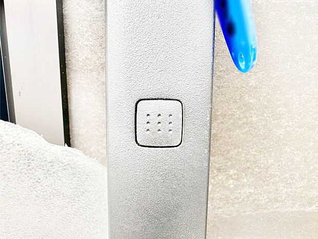 【その他現地】ボタンを押してかざすだけ!玄関ドアは電子キー仕様です。