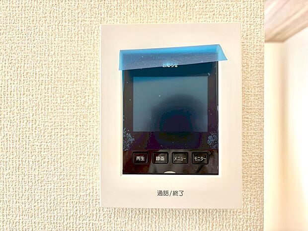 【TVモニター付きインターフォン】TVモニター付きインターフォンで防犯面も安心です。