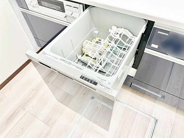 【その他設備(食洗機)】面倒なお片づけは食洗機にお任せ！家事の負担が減って、時間にも気持ちにもゆとりができます。