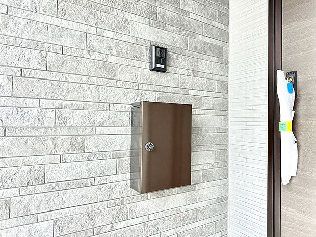 【その他現地】シンプルデザインのポスト。