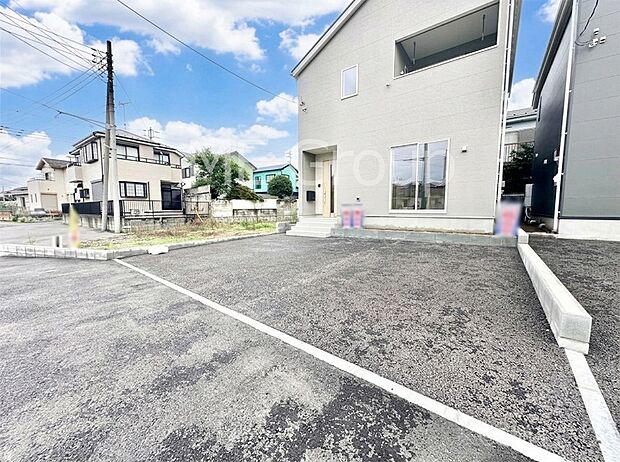 【駐車場】車の出し入れスムーズ！並列駐車2台分のカースペース付きです。