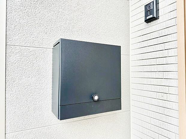 【その他現地】大切な郵便物の盗難を防止してくれるダイヤル錠付きのポスト