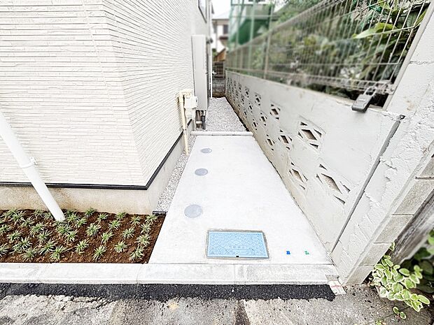 【玄関】住まいの顔を演出する、玄関ドア。