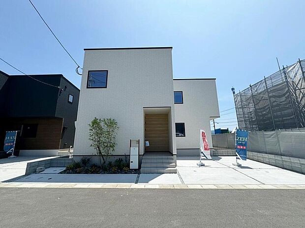 【現地外観写真/3号地】
北側前面道路の幅員は約6m。ゆとりがあるので、お車のカースペースへの駐車やすれ違いがスムーズ。/2025年6月撮影