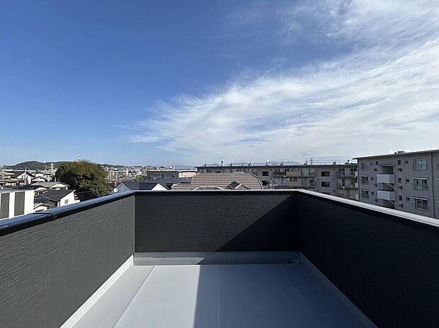 【バルコニーからの眺望/2号地】
屋上部分のルーフバルコニー。天気の良い日には青空や遠くの山並みを眺めることができます。外からの視線を感じにくく同フロアに居室がないため、プライベート感溢れるスペース。