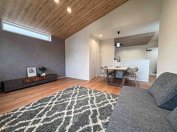 【2号地/LDK】
木の温かみを感じるナチュラルな内装。様々なインテリアとマッチする空間で、永くお部屋づくりを楽しむことができます。/2026年3月撮影