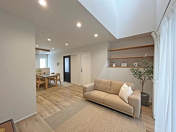 【LDK/約16.3帖】
暮らしに開放感と安らぎを与える『吹き抜け』のある住まい。リビングとダイニングがゆるやかにゾーニングされています。お好みのインテリア雑貨を設置できる棚付き◎/2025年8月撮影