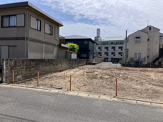 【現地土地写真】
コンビニ、ドラッグストアが徒歩6分圏内にあり、ちょっとした用事やお買い物を済ませるのに便利です。最寄りのスーパーは徒歩12分で行くことができます。