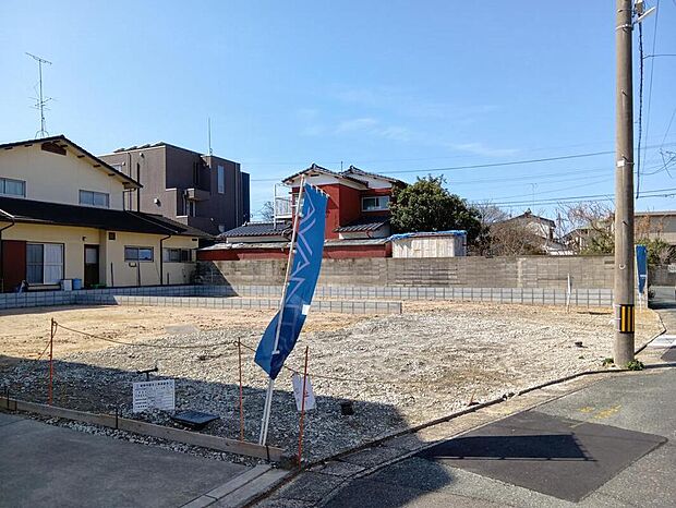 【現地写真】
第一種低層住居専用地域内。周囲に高い建物が少なく、落ち着きのあるゆったりとした街並みが広がります。/2026年3月撮影