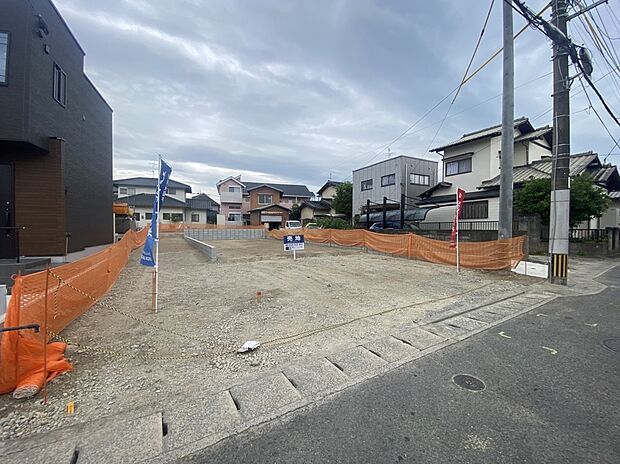 【現地土地写真】
生活利便性と落ち着いた環境を兼ね備えたロケーションで、理想のマイホームを建築可能。交通アクセスも良好です。/現地（2026年3月）撮影