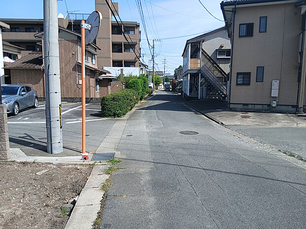 【前面道路含む現地写真】
各区画2台分のカースペースを確保可能です(車種による)。車を複数台所有している場合や、車での来客対応の際も重宝しそうです。/現地(2026年4月)撮影