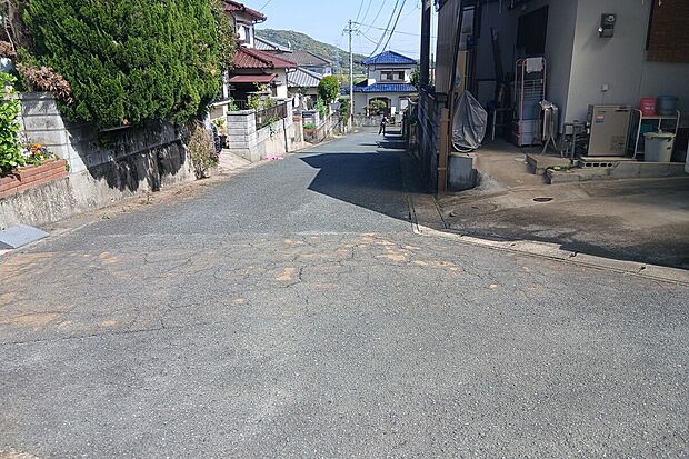 現地(2026年8月)撮影
前面道路は開放感があり、周辺も落ち着いた戸建住宅が中心の住環境です。実際の道路幅や周辺の雰囲気を現地でぜひご確認ください。