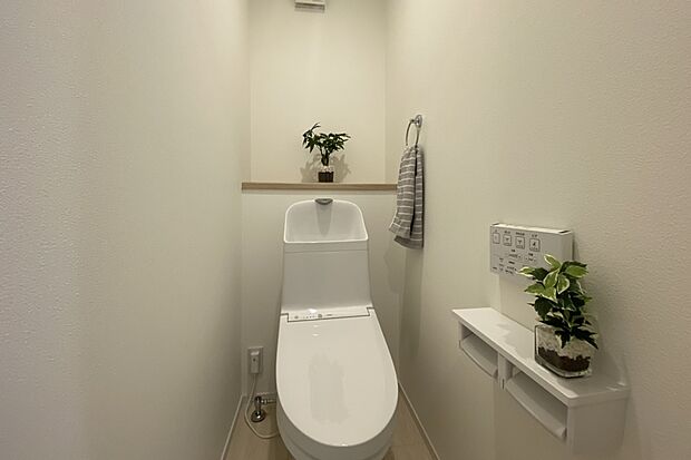 【4号地 トイレ】TOTO
深く広いボウルを使用ししっかり洗っても手が当たらない。フチなし形状のため、お掃除のしやすさ〇