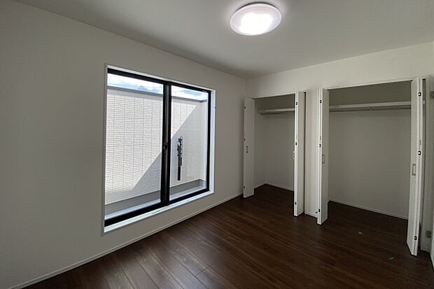 【2号棟居室】寝室には大型クローゼットを2か所完備しました。衣服とアウトドア用品を分けても良し、夫婦別々のクローゼットを活用するのも良しです。