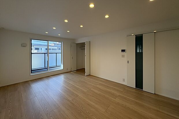 【3号地：LDK】16帖のLDKは2階に位置しており、人通りを気にすることなく、家族団らんでくつろぐことができます。また、対面キッチンのためリビングにいる家族とコミュニケーションを取りながら家事ができます。