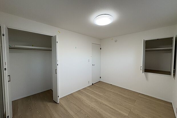 【3号地：洋室】朝日が昇る東側には窓があり、そこから入る光は気持ちのいい朝を迎えれます。2つのクローゼットはご夫婦別々に使い分けもできますし、大きなものを収納する場所としても◎