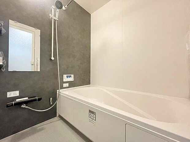 【【浴室/1号地】】シンプルなデザインでお掃除のしやすい浴室です。浴室乾燥機が備わっているため、季節や天候を問わずに洗濯物を乾かせます。