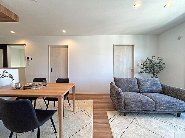 【【1号地/LDK(約15.5帖)】】LDKには洋室2部屋が隣接。家族の気配を身近に感じやすく、自然とコミュニケーションが取りやすい間取り設計です。/2025年12月撮影