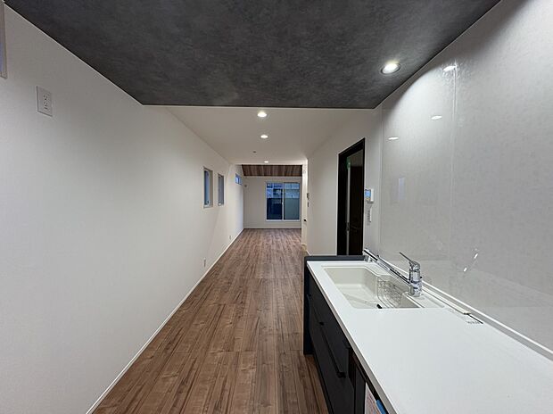 【リビング】LDK 19帖 キッチンはオール電化食洗器付