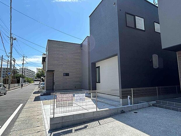 【【現地外観写真】】駐車場スペースが2台分あります(車種による)。北側が道路に面しています。前面道路の幅員は約8.2mありますので、ゆとりをもって駐車できそうです。/2025年8月撮影