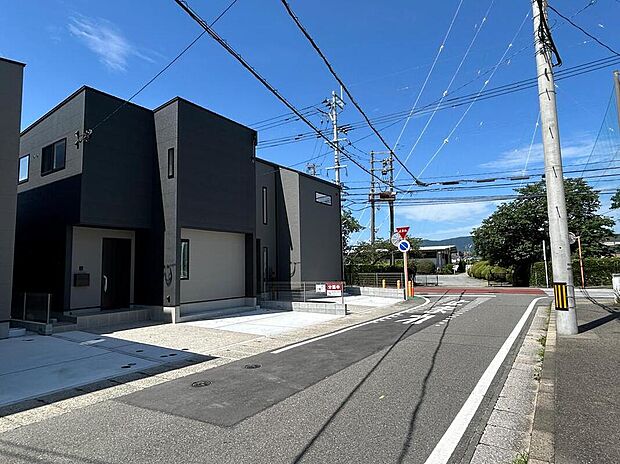 【【前面道路含む現地写真】】前面道路はアスファルト舗装されていますので、徒歩や自転車での通行もスムーズです。/2025年6月撮影