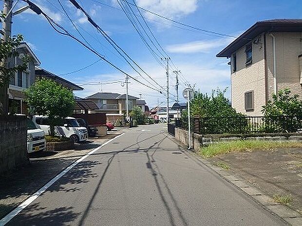 【現地土地写真】前面道路は広々6ｍ