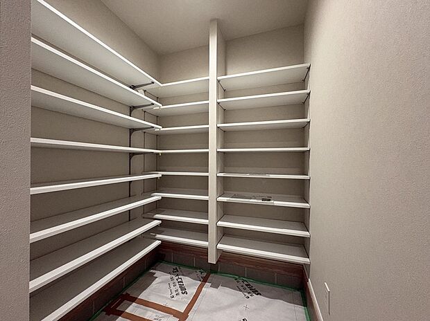 【【SC】】玄関横にはSCが備わっています。ご家族分の靴はもちろん、スーツケースやアウトドア用品を一緒に収納することができます。
