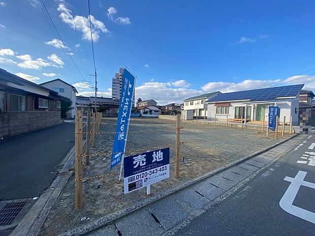 【【前面道路含む現地写真】】敷地面積49坪超の全4区画。広々とした街区設計で、ゆとりある生活が叶います。周辺は交通量が少なめな落ち着いた住環境です。/2025年12月撮影