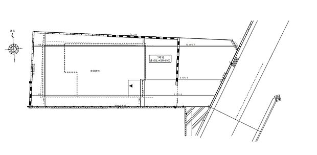 土地面積約49.92坪。建ぺい率40%、容積率60%です。前面道路はアスファルト舗装。お車同士のすれ違いも比較的スムーズに行える道路幅です。