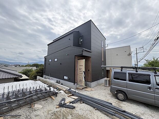 【【外観写真/3号地】】約16.7帖の広々としたLDK空間は、対面式キッチン×リビング階段が採用され、ご家族を身近に感じられる住まいです。カースペースは2台分(車種による)。並列駐車が可能で、お車の出し入れもスムーズです。