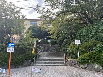 福岡市立長尾小学校 約648m(徒歩9分)