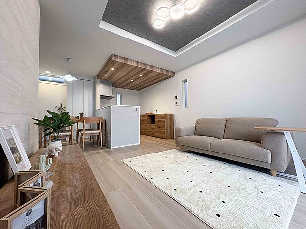 【【LDK/約17帖】】リビング上部は折上げ天井・キッチン上部には折下げ天井が施され、立体感のある空間。リビングとキッチン・ダイニングをゆるやかにゾーニングできる間取り設計です。