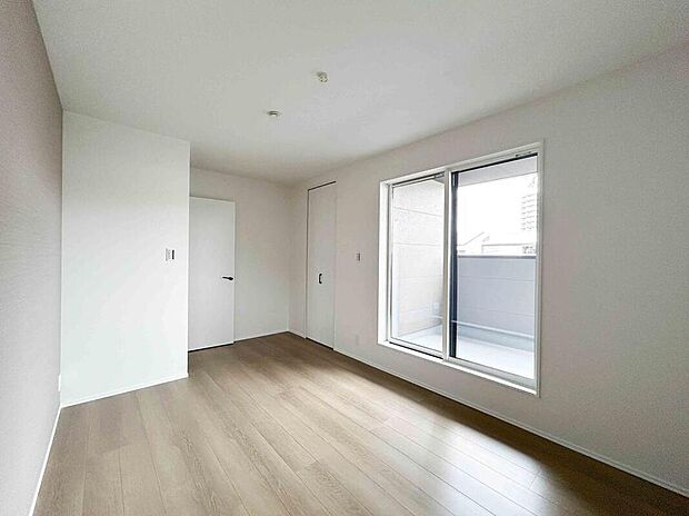 【【洋室-1/約7帖】】約7帖の洋室にはウォークインクローゼットが設置されています。II型タイプなので、ご家族それぞれのワードローブやキャリーケースなどを置けるスペースがあります。/2025年4月撮影