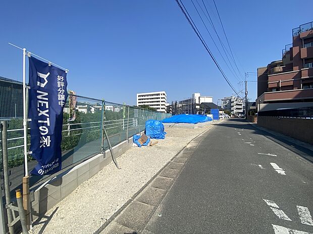 【【前面道路含む現地写真】】買い物施設や小中学校・幼保施設が徒歩11分圏内。毎日の送迎や通学・買い物負担が軽減し、子育て世帯におすすめの住環境です。/2026年3月撮影