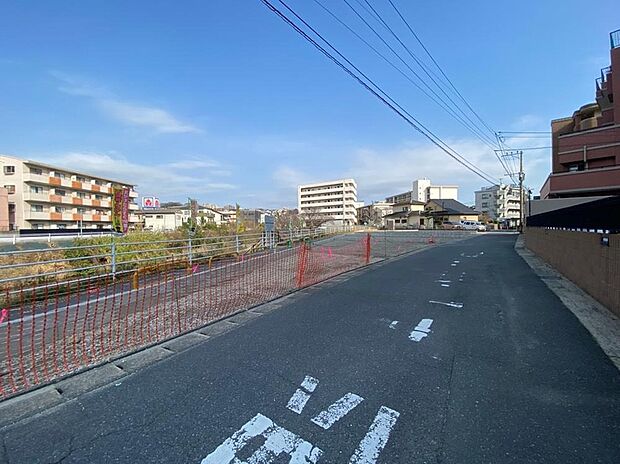 【【前面道路含む現地写真】】買い物施設や小中学校・幼保施設が徒歩11分圏内。毎日の送迎や通学・買い物負担が軽減し、子育て世帯におすすめの住環境です。/2026年3月撮影