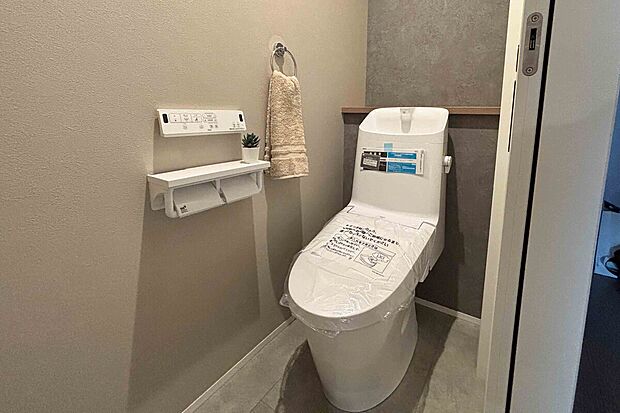 【【トイレ/1階】】温水洗浄便座付きのトイレです。リモコンが壁に設置され、操作しやすい仕様です。トイレは1階と2階にございます。/2026年8月撮影