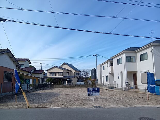 【【現地写真】】環境にも家計にも優しいオール電化住宅です。ご家族が集うLDKの天井は一部吹抜けになっており、開放感があります。/2026年3月撮影