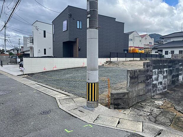 【【前面道路含む現地写真】】リビング階段&対面式キッチンが採用された「4LDK」の住まい。各洋室は独立しています。ご家族の時間と個々の空間、どちらも確保しやすい設計です。/現地(2026年1月)撮影