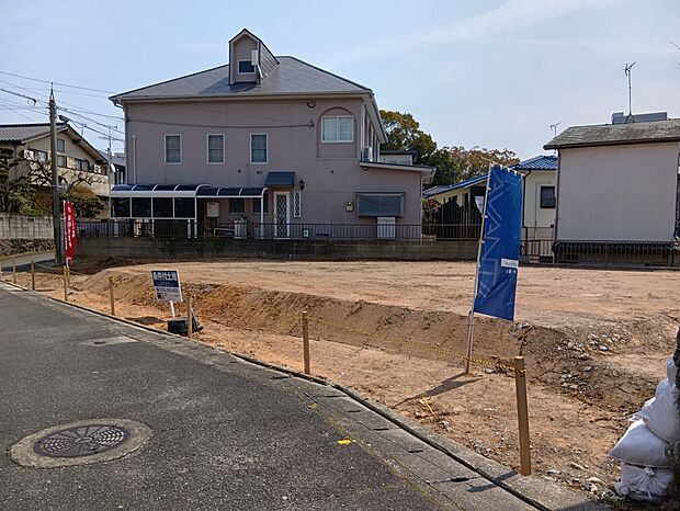 【【現地土地写真】】現況更地につき、設計プランが決まり次第比較的スムーズに建築に移行できます。建築可能な建物のボリュームなど、ご不明な点はお気軽にお問い合わせください。/2026年3月現地撮影