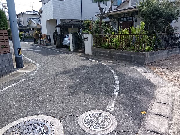 【【前面道路含む現地写真】】前面道路の幅員は約4.7m~約5.2m。アスファルト舗装されているので、自転車やベビーカーなどでの通行もスムーズです。/2026年4月撮影