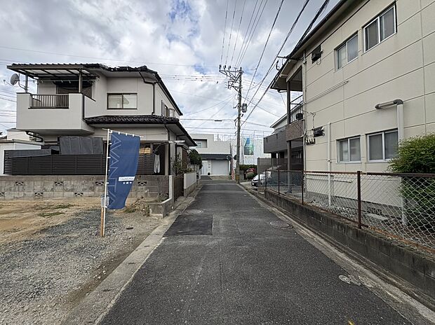 【【前面道路含む現地写真】】前面道路は住宅街の生活道路となっており、穏やかな住環境が魅力です。のびのびとした子育てが叶います。/2026年8月撮影