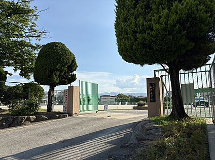 福岡市立飯倉小学校 約712m(徒歩9分)